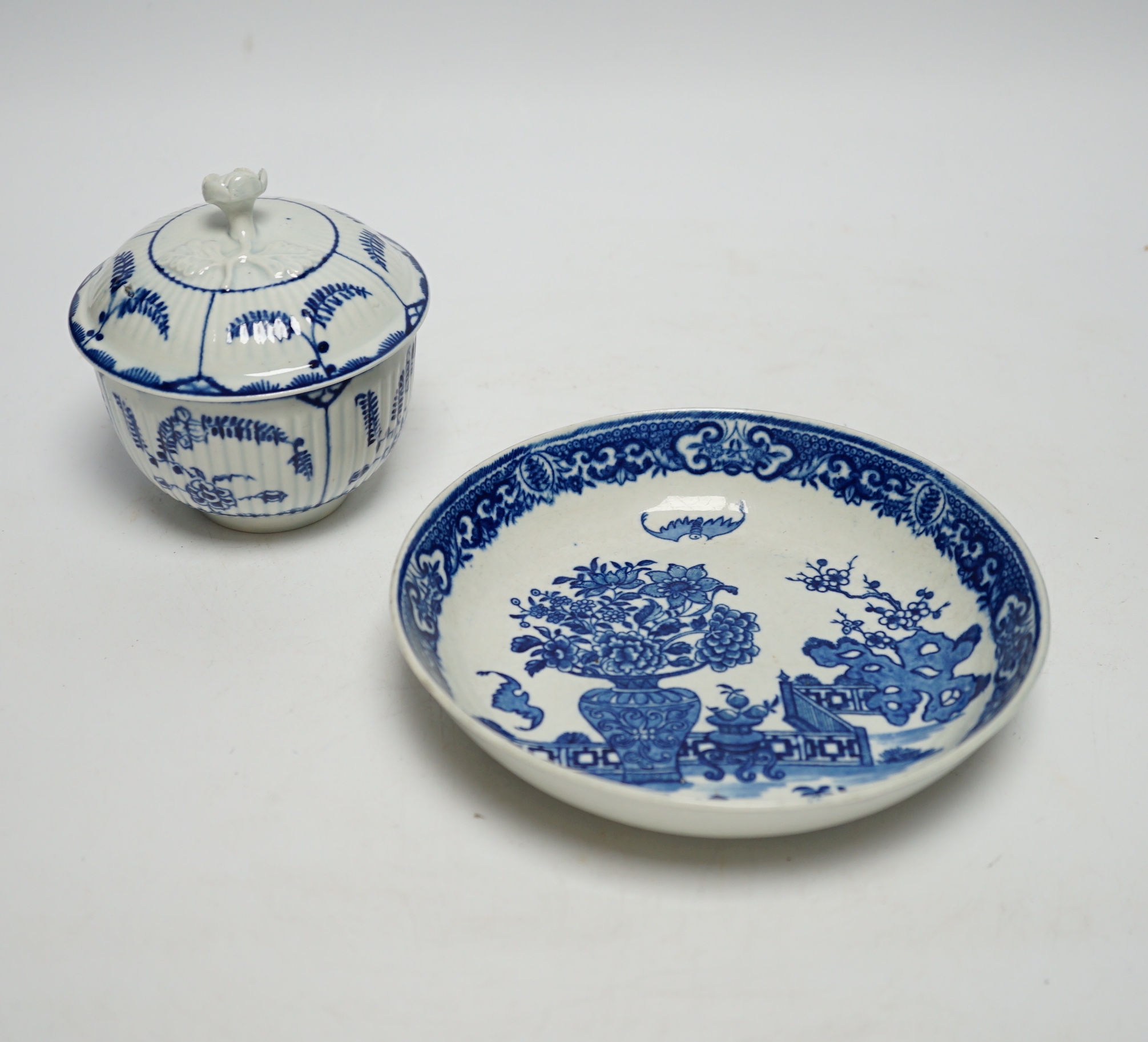 An 18th century Worcester Immortelle pattern sugar bowl and cover and a bat saucer dish, saucer dish 16cm diameter
